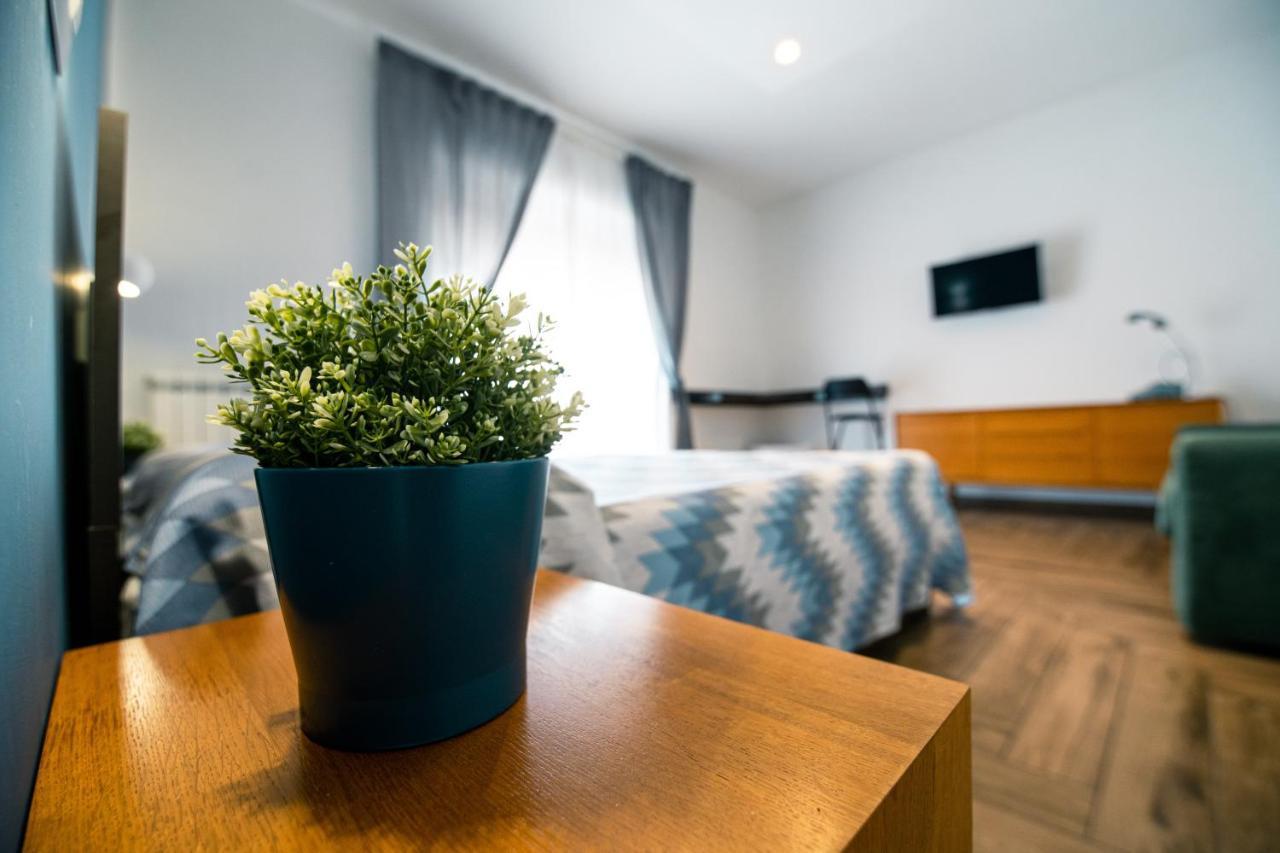 Hub Ferroviario - 12 Posti Letto Per Il Tuo Gruppo A Napoli Con Wifi E Netflix Acomodação com café da manhã Exterior foto